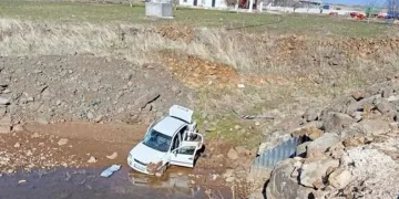 Siverek’te otomobil dereye uçtu: 3 yaralı