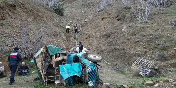 Zeytin işçilerini taşıyan araç uçuruma yuvarlandı: 1 ölü, 5 yaralı