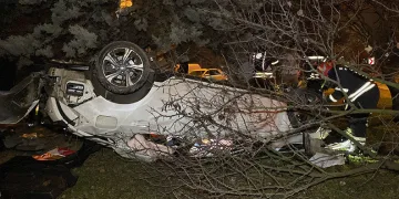 Bariyeri aşan otomobil takla attı