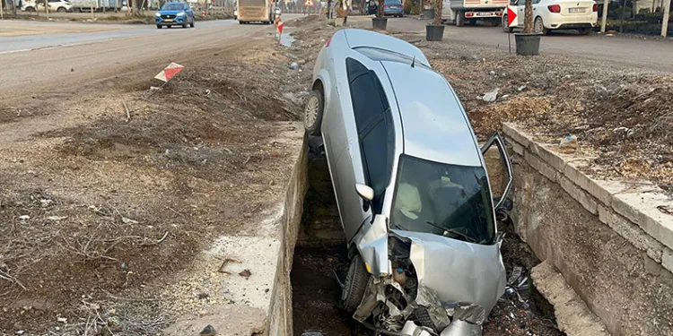 Kayganlaşan yoldan çıkan araç kanala uçtu