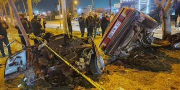Ağaçlara çarpan otomobil ikiye ayrıldı