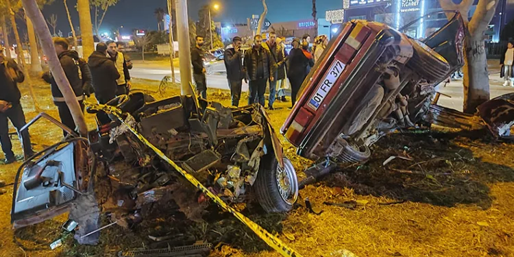 Ağaçlara çarpan otomobil ikiye ayrıldı