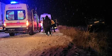 Bitlis’te minibüs takla attı: 3 yaralı