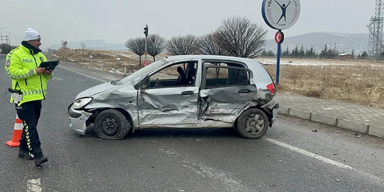 Elazığ’da trafik kazası: 1’i ağır 3 yaralı
