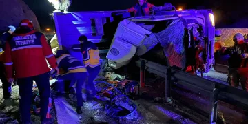 Malatya’da tır şarampole devrildi: 2 ölü