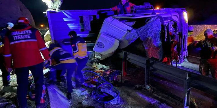 Malatya’da tır şarampole devrildi: 2 ölü