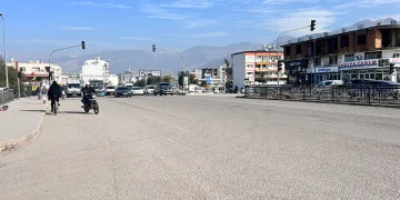 Otomobil, altına aldığı motosiklet sürücüsünü ezdi