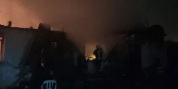 Manisa’da sobadan çıkan yangında ev küle döndü: 1 yaralı