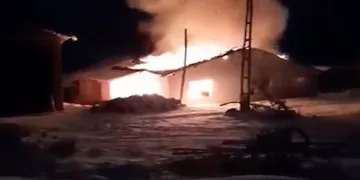 Alev alev yanan ev küle döndü