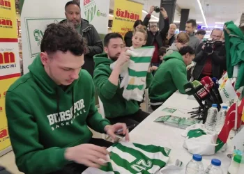 Bursaspor Yörsan Basketbol Takımı Özhan Market’te taraftarlarla buluştu