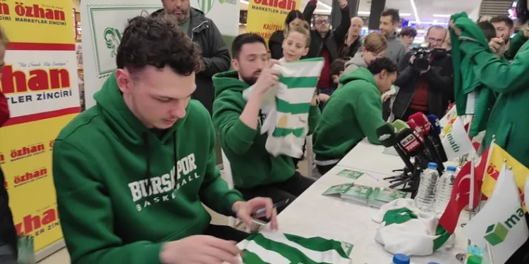 Bursaspor Yörsan Basketbol Takımı Özhan Market’te taraftarlarla buluştu