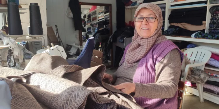 Konteynerde terzilik yapıyor