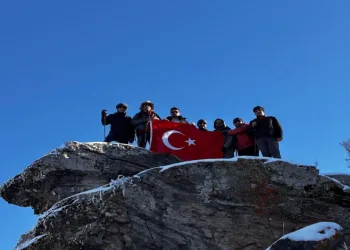Kırşehir’de dağcılar Gönül Dağı’na çıkarak Türk bayrağı açtı
