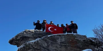 Kırşehir’de dağcılar Gönül Dağı’na çıkarak Türk bayrağı açtı