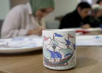 Zarif desenler renklerle buluşarak birer harikaya dönüşüyor