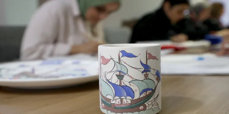 Zarif desenler renklerle buluşarak birer harikaya dönüşüyor