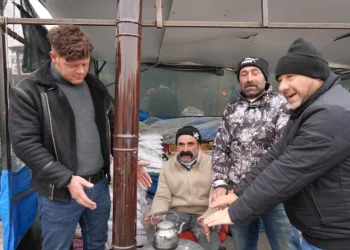Dondurucu soğuklar pazar esnafına soba kurdurdu