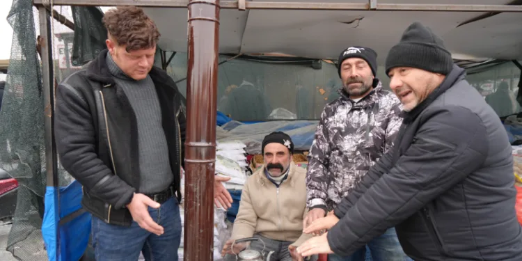 Dondurucu soğuklar pazar esnafına soba kurdurdu