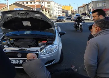 Motora sıkışan kedi kurtarıldı