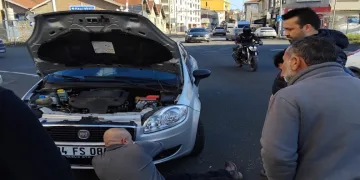 Motora sıkışan kedi kurtarıldı