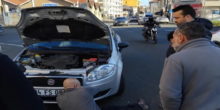 Motora sıkışan kedi kurtarıldı