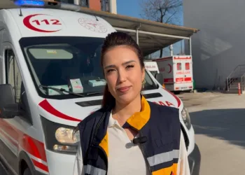 İğneden korkan çocuğu ikna etti
