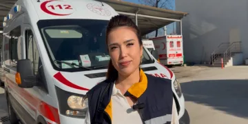 İğneden korkan çocuğu ikna etti