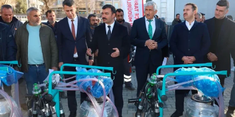 Üreticilere hibeli tarım makineleri dağıtıldı