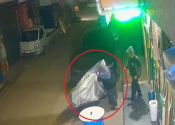 Mekanı bastı; eşini yaka paça eve götürdü
