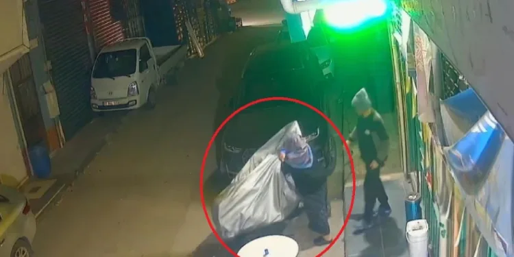 Mekanı bastı; eşini yaka paça eve götürdü
