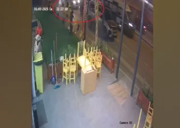 Makas atarken elektrikli araca çarptı