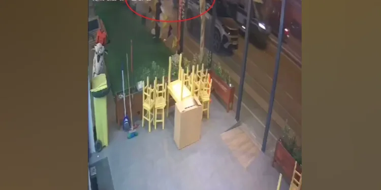 Makas atarken elektrikli araca çarptı