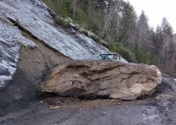 Düşen kaya, yolu ulaşıma kapattı