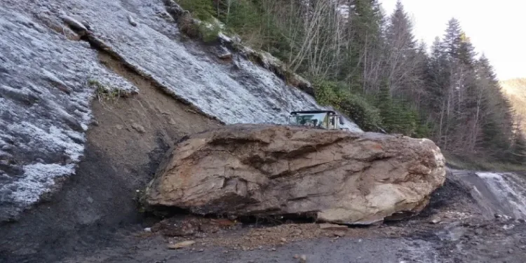 Düşen kaya, yolu ulaşıma kapattı