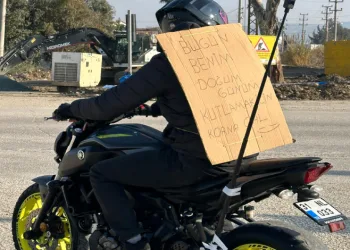 Sırtına bağladığı kartonla şehri dolaşıyor