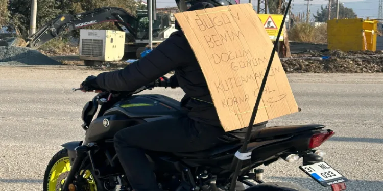 Sırtına bağladığı kartonla şehri dolaşıyor