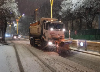 Erzincan güne kar yağışıyla uyandı