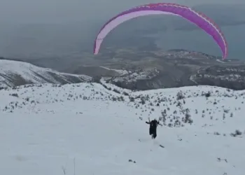 Hazarbaba Dağı’nda göl manzarası eşliğinde yamaç paraşütü