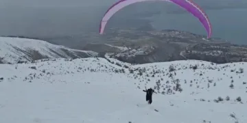 Hazarbaba Dağı’nda göl manzarası eşliğinde yamaç paraşütü