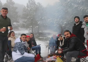 Süleymanlı Yayla Gölünde kar ve sisin birleşimi mest etti