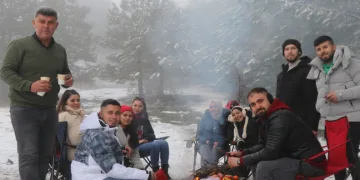 Süleymanlı Yayla Gölünde kar ve sisin birleşimi mest etti