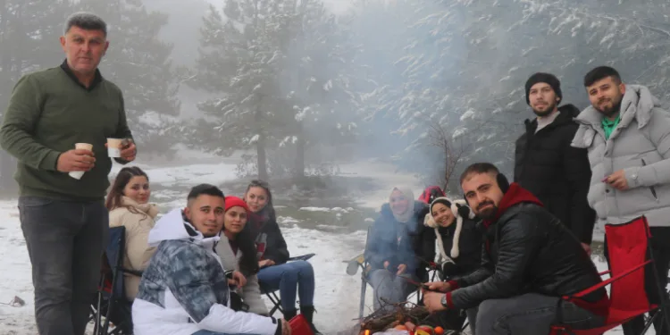 Süleymanlı Yayla Gölünde kar ve sisin birleşimi mest etti
