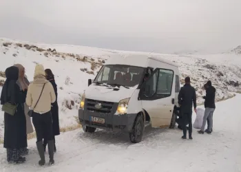 Muradiye’de kar ve buzlanma ulaşımı aksattı