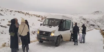 Muradiye’de kar ve buzlanma ulaşımı aksattı