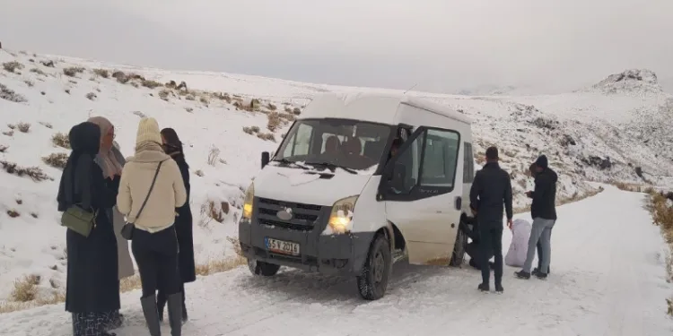 Muradiye’de kar ve buzlanma ulaşımı aksattı