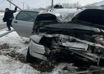 Direğe çarpan otomobildeki 4 kişi yaralandı