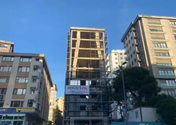 Kadıköy’deki bina kolonlarıyla dikkat çekiyor
