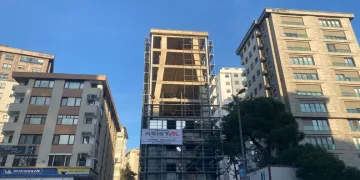 Kadıköy’deki bina kolonlarıyla dikkat çekiyor
