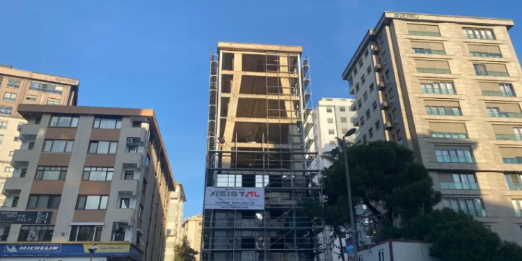 Kadıköy’deki bina kolonlarıyla dikkat çekiyor