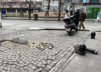Duyarsız sürücüler tarafından sürekli kırılan dubalar